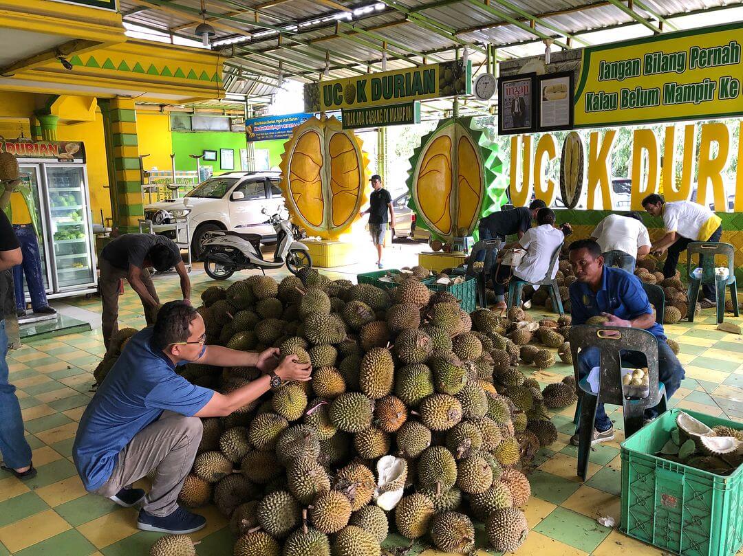 Tumpukan durian di outlet Durian Ucok Medan